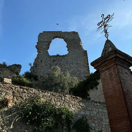 Castello Montelifre فيلة Montisi
